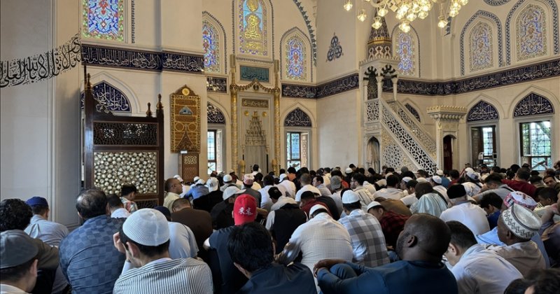 Tokyo Camisi'nde bayram namazı kılındı