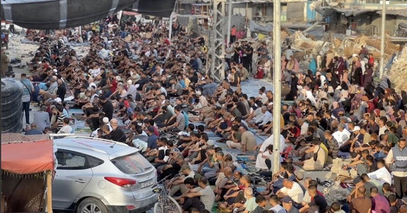 Binlerce Gazzeli, bayram namazını yıkılan camilerin enkazı üzerinde kıldı