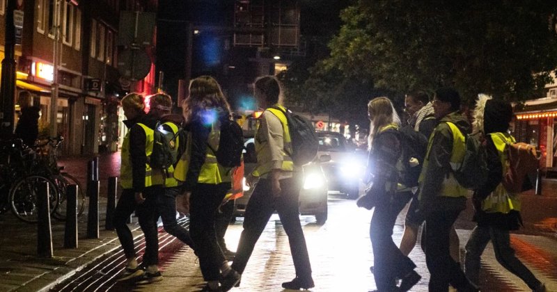 Hollanda'da binlerce kişi mültecilere destek için yürüdü