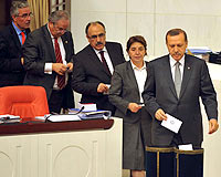 Parti Kapatmayı Zorlaştıran Maddeye Onay