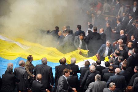 Ukrayna Parlamentosuna Sis Bombası Attılar!