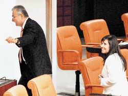 CHP Lideri Deniz Baykal, İstifa Etti