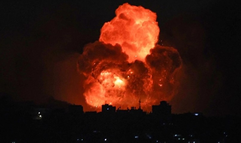 Katil İsrail'in Gazze'de bir eve düzenlediği hava saldırısında 8 sivil öldü