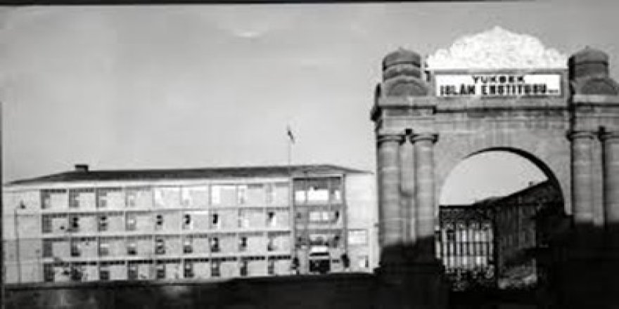 “İlahiyat’tan Yüksek İslam’a, Akademisyen’den Alim’e”