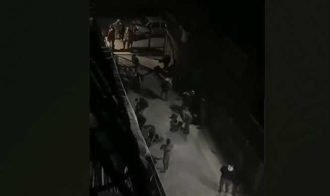 Esed askerleri sivil elbiselerini giyip kaçtılar