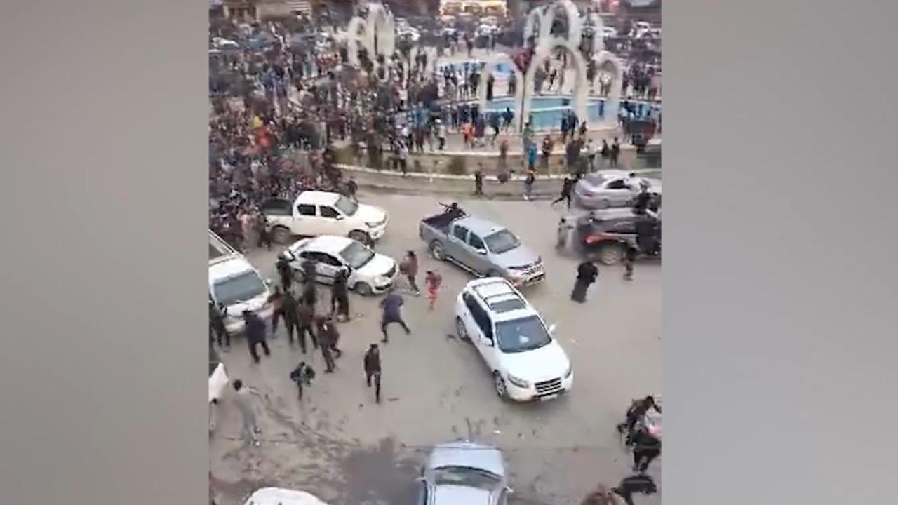 Rakkalılar PKK/YPG militanlarını taşlayarak kovdu