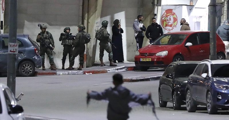 İşgal ordusu Batı Şeria'da evlere düzenlediği baskınlarda yaklaşık 70 Filistinliyi gözaltına aldı