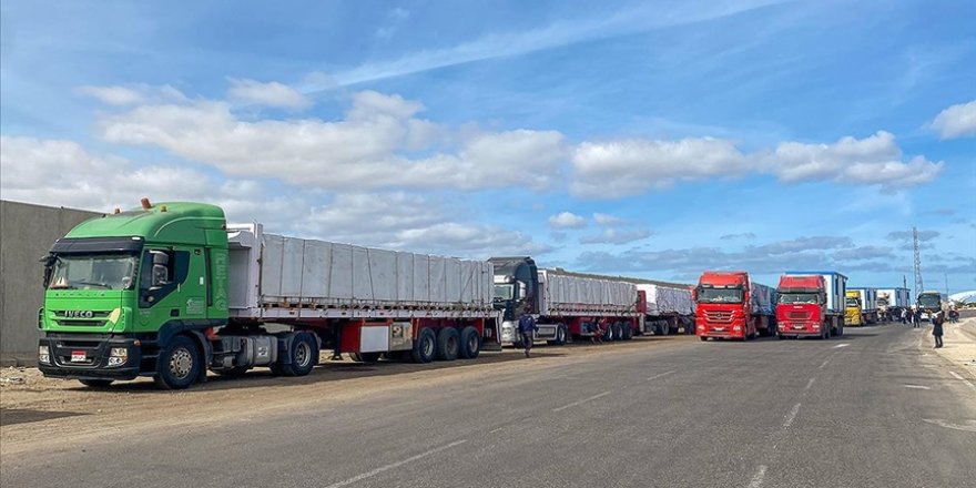 Ateşkesin ardından Gazze'ye yardım tırları girmeye başladı