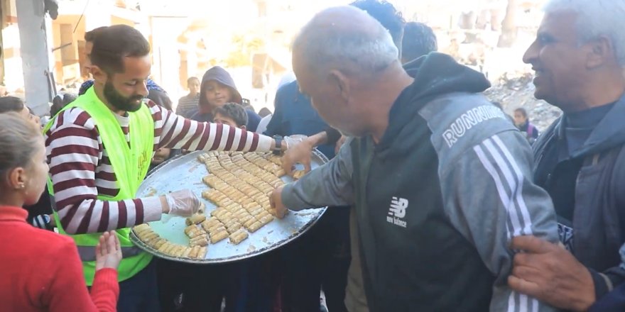 Bilgi ve Erdem Vakfı Gazze'de zafer tatlısı dağıttı
