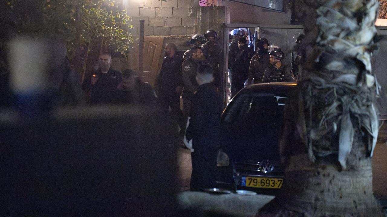 Katil İsrail Filistinli esirin evine saldırdı