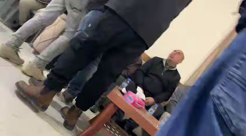 Filistinli gençler Mahmud Abbas’ın valisini taziye evinden kovdu