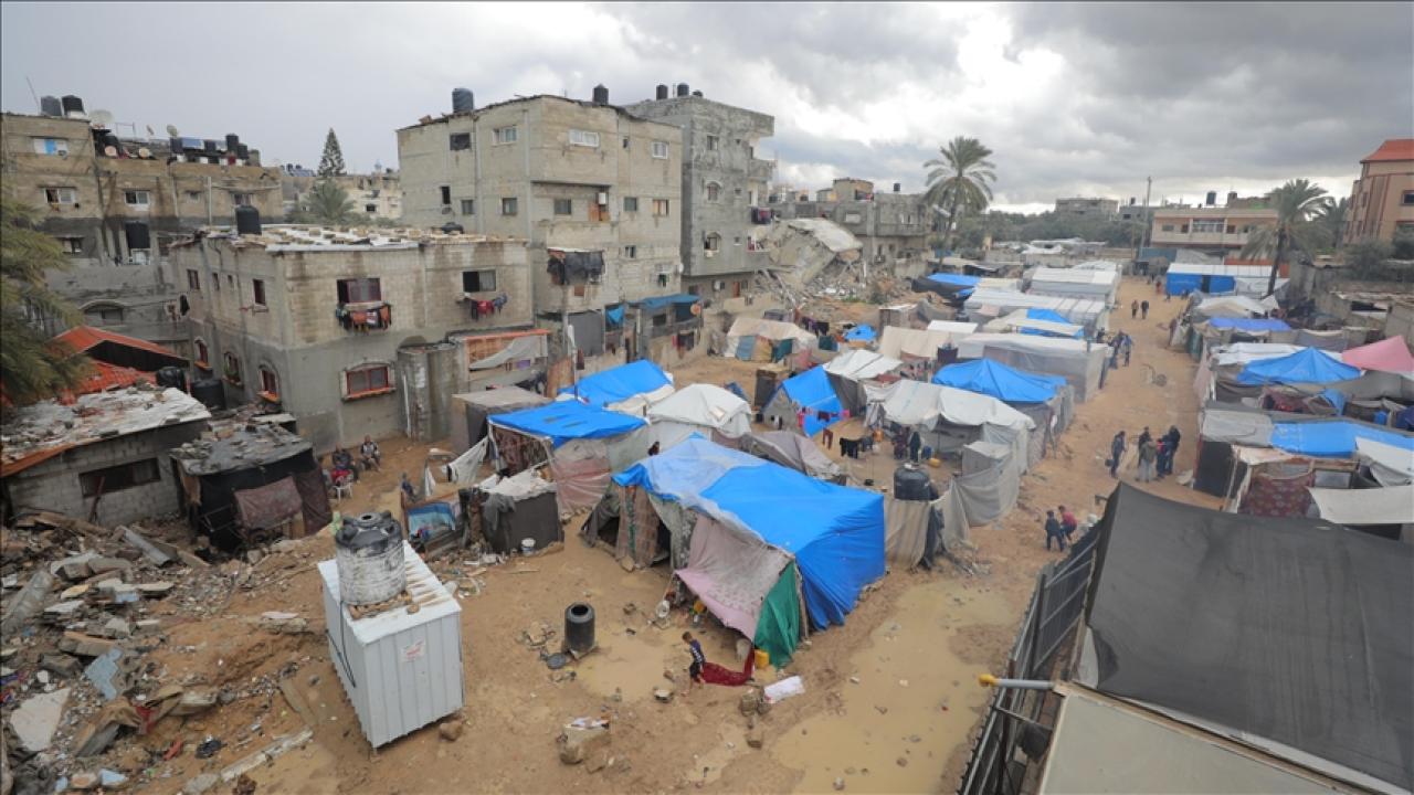 Gazzeliler evlerinin yıkıntıları üzerine çadırlar kurdu