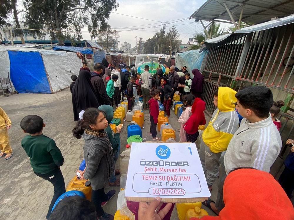Kassam'ın şehit komutanları adına Gazze'de içme suyu dağıtıldı