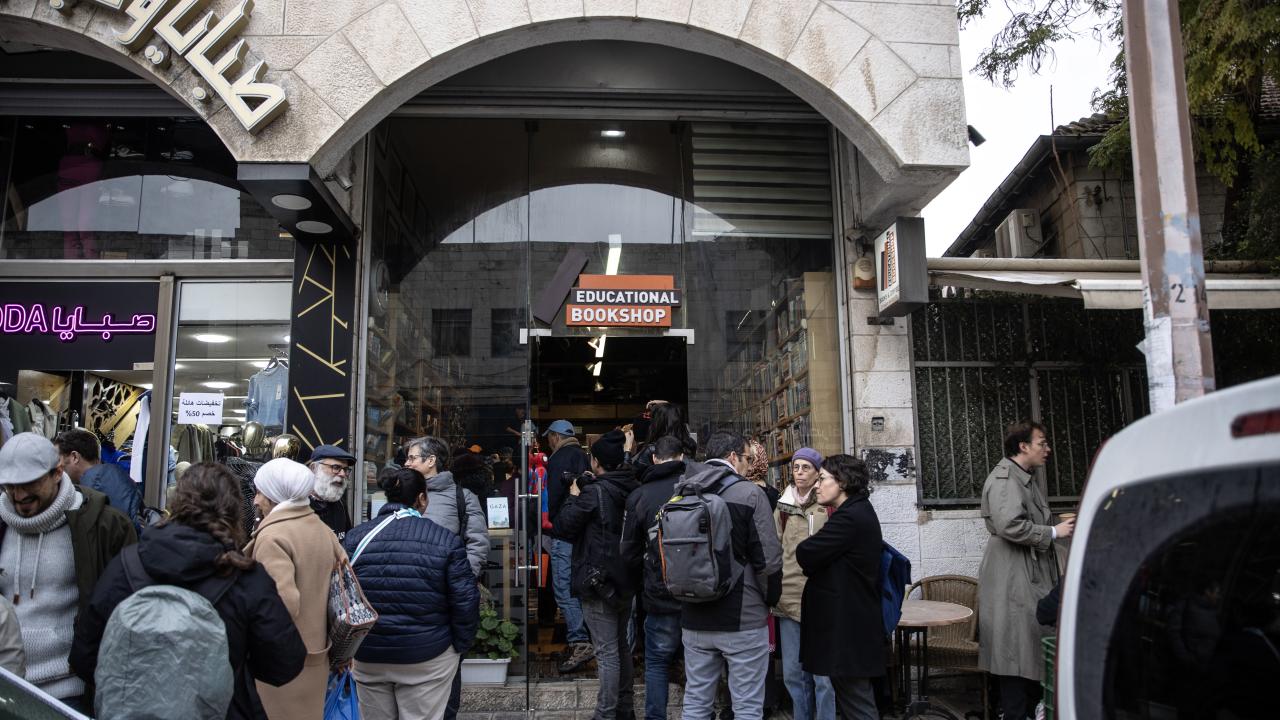 İşgalci İsrail polisi, Doğu Kudüs'te Filistinli 2 kitapçıyı gözaltına aldı