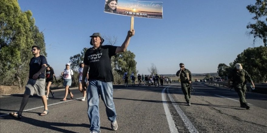 Yahudi esirlerin yakınları, Tel Aviv’de otoyolu trafiğe kapattı