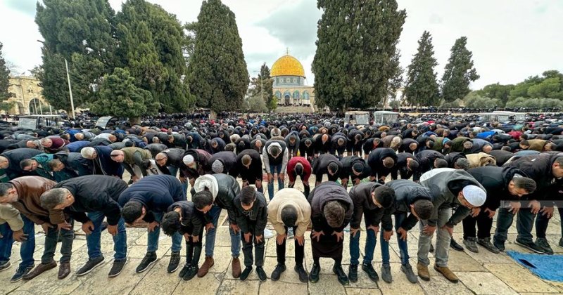 Cuma namazında Mescid-i Aksa'da 40 bin kişi toplandı