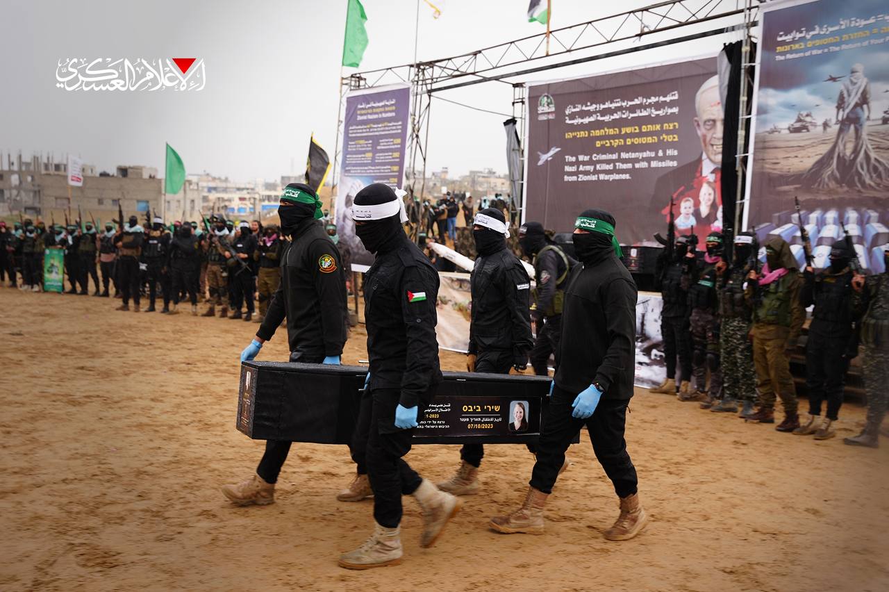 Kassam kamerasından bugün 4 Yahudi esirin cenazesinin Kızılhaç'a teslimi