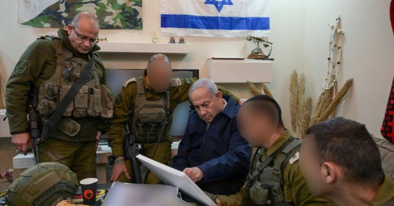 Netanyahu Batı Şeria'da işgal edilen bir evde poz verdi