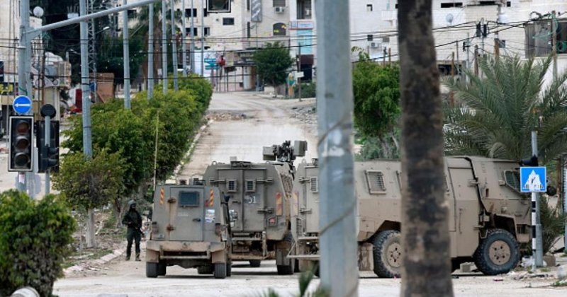 İşgal güçleri Ebu Dis beldesine baskın düzenledi