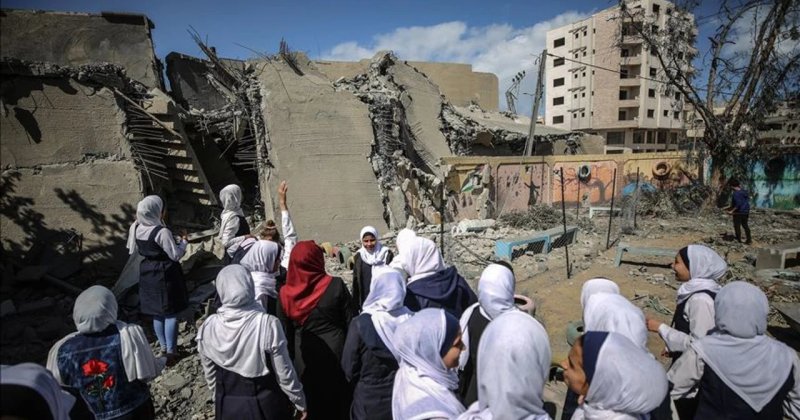 Gazze'deki öğrenciler soykırımın izlerini taşıyan okullarda eğitimlerine devam ediyor