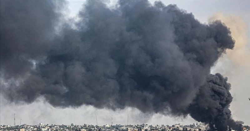 Siyonistlerin saldırıları sonucu Gazze'nin Refah kentinde bazı evlerde yangın çıktı