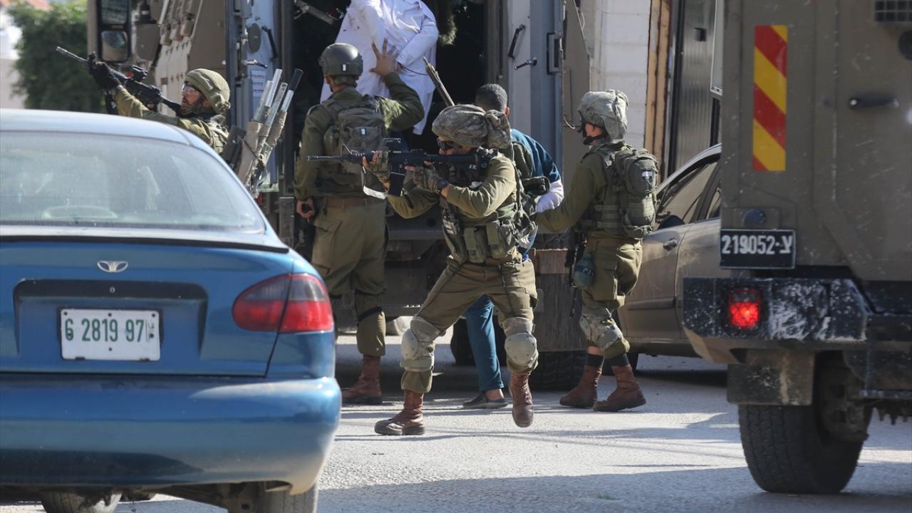 İsrail güçleri, işgal altındaki Batı Şeria'da 50 Filistinliyi gözaltına aldı