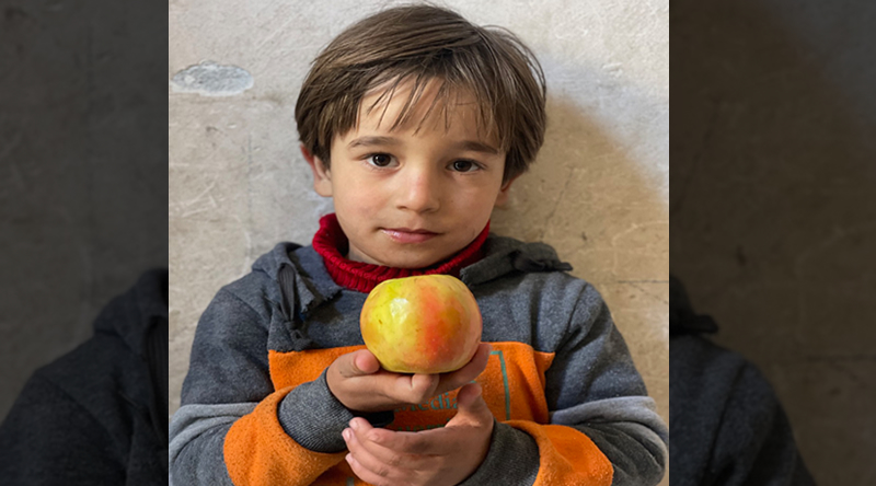 Bir çocuk bir elma ile gözlerini ve kalbini açar