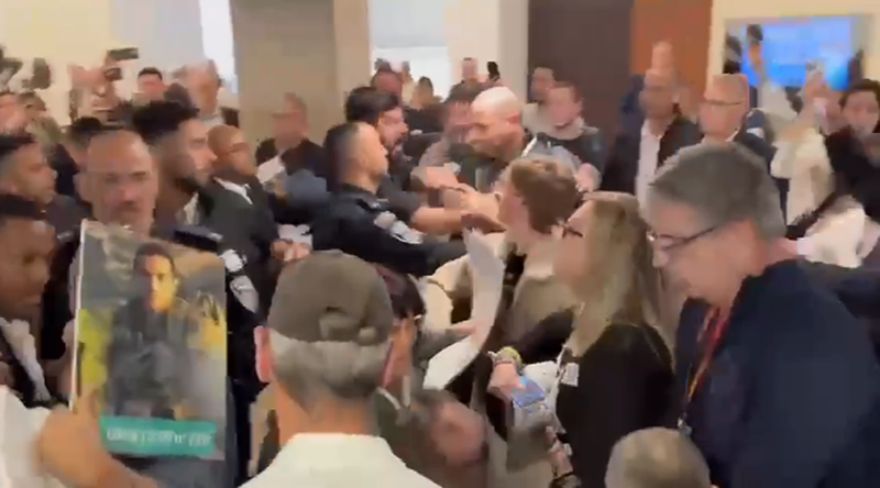 İşgalci İsrail meclisinde esir yakınları ile polisler arasında arbede