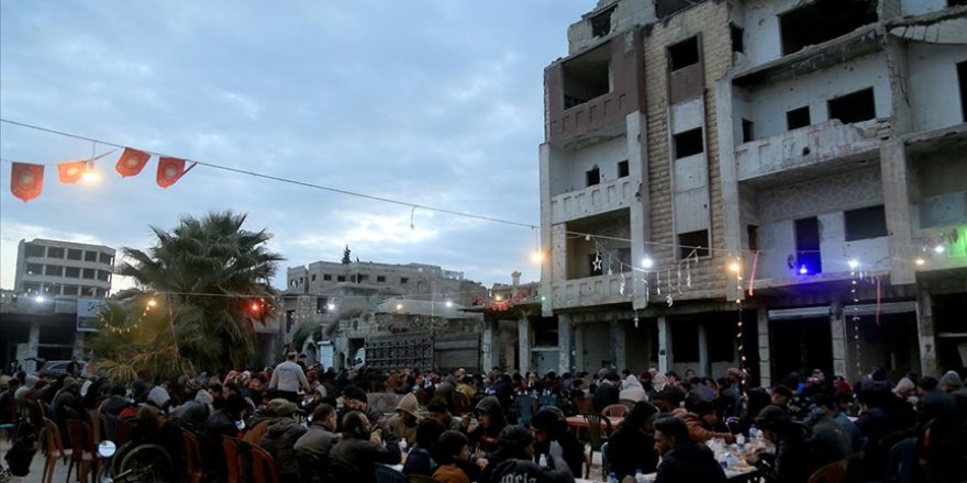 İdlib'de enkaz haline gelen Maarratünnuman'da toplu iftar programı
