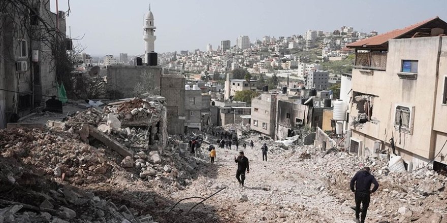 Katil İsrail, Nur Şems Mülteci Kampı'nda Filistinlilere ait 17 evi yıkmaya başladı