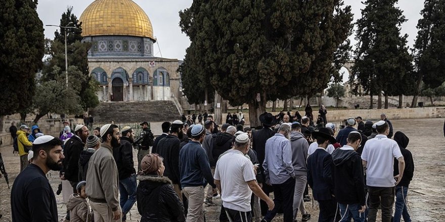 İşgalci çeteler Mescid-i Aksa'ya baskın düzenledi