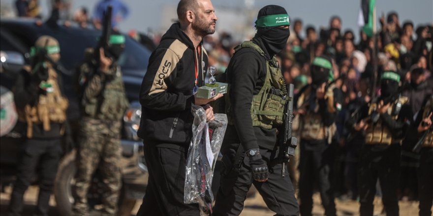 Tel Aviv'in Gazze'deki 10 İsrailli esire karşılık ateşkesin 60 gün uzatılmasını önerdiği bildirildi