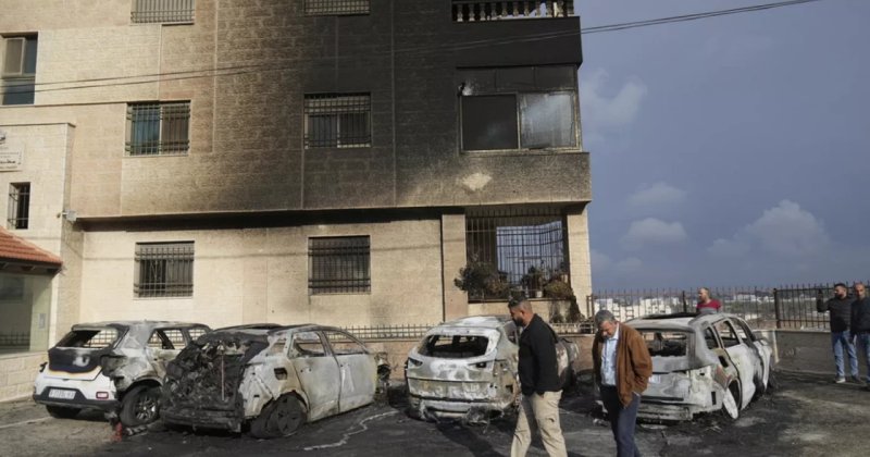 Siyonistler Nablus'ta Filistinlilere ait 6 ev ile bir aracı kundakladı