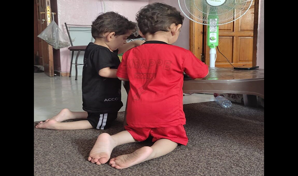 Gazzeli ikizler Muhammed ve Adem yürümek istiyor