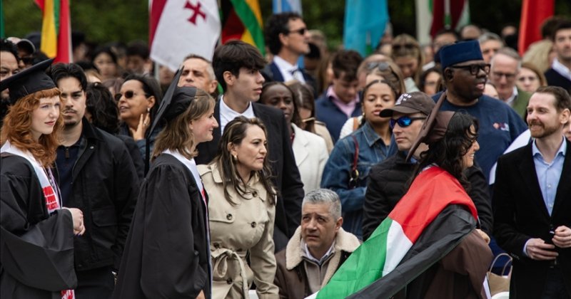 ABD'de Brown Üniversitesindeki mezuniyet töreninde öğrenciler Filistin bayrakları taşıdı