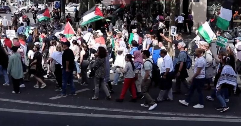 Paris’te binlerce kişi işgalci İsrail’in Gazze’ye yönelik saldırılarını protesto etti