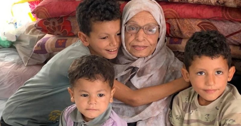 Gazzeli ihtiyar kadın, şehit olan eşini tek başına gömdü