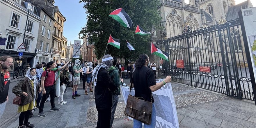 Cambridge öğrencileri, soykırımcı İsrail'le ilişkilerin kesilmesi talebiyle çadırlar kurarak eylem başlattı
