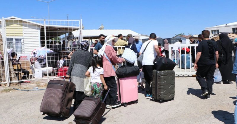 Suriyelilerin Baas rejimi sonrası ülkelerine dönüşü bayram öncesi hız kazandı