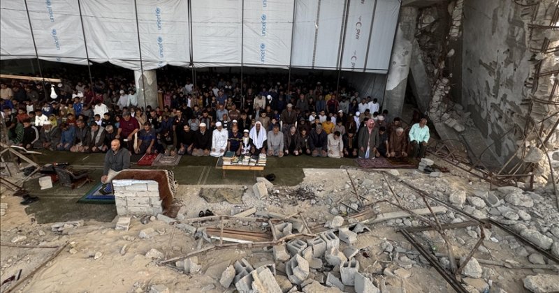 Gazzeliler bayram namazını yıkılan camilerin enkazında kıldı