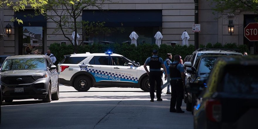 Chicago kentinde bir sürücü arabasını göçmenleri destekleyen eylemcilerin üzerine sürdü