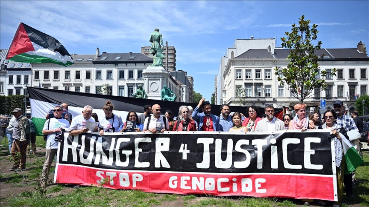 AB çalışanları, açlık grevi yapacak grupla AP önünde Filistin'e destek için bir araya geldi