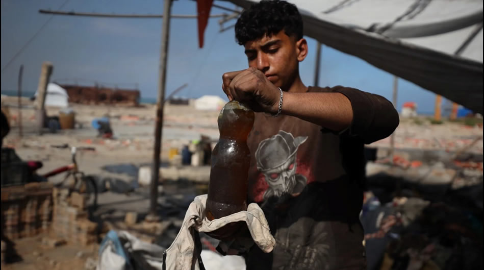 İsrail kuşatması altındaki Gazze sakinleri plastik atıkları yakıta dönüştürüyor