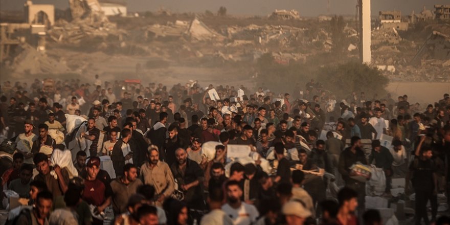 Soykırımcı askerler Gazze'de yardım bekleyenlere ateş açmayı oyun olarak görüyor