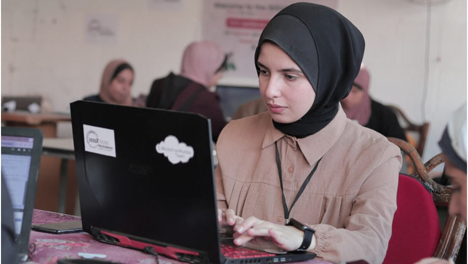 Gazze'den serbest çalışan bir öğrenci yeni bir normal buluyor