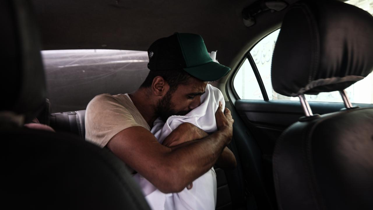 Katil İsrail, Gazze'de yardım bekleyenlere yine saldırdı