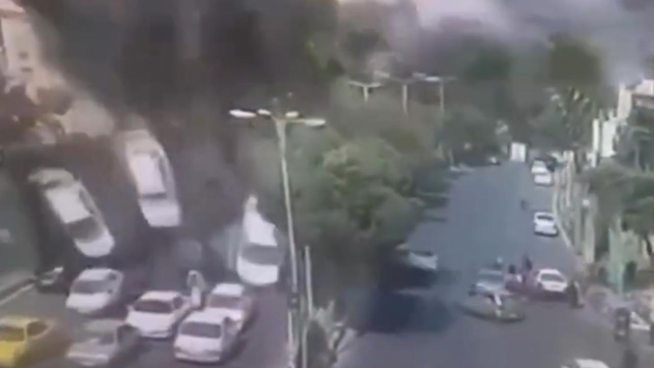 İran, İsrail saldırısında havaya uçan araçların yer aldığı görüntüyü paylaştı