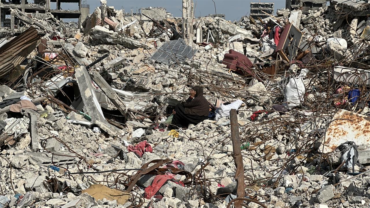 Katil İsrail'in Gazze'deki saldırısında enkazda kalan aynı aileden 14 kişiye ulaşılmaya çalışılıyor