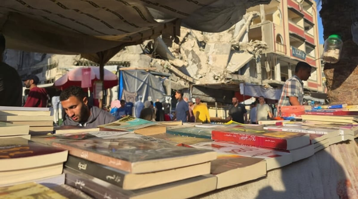 Enkazdaki bir kitap tezgâhı aç zihinleri besliyor