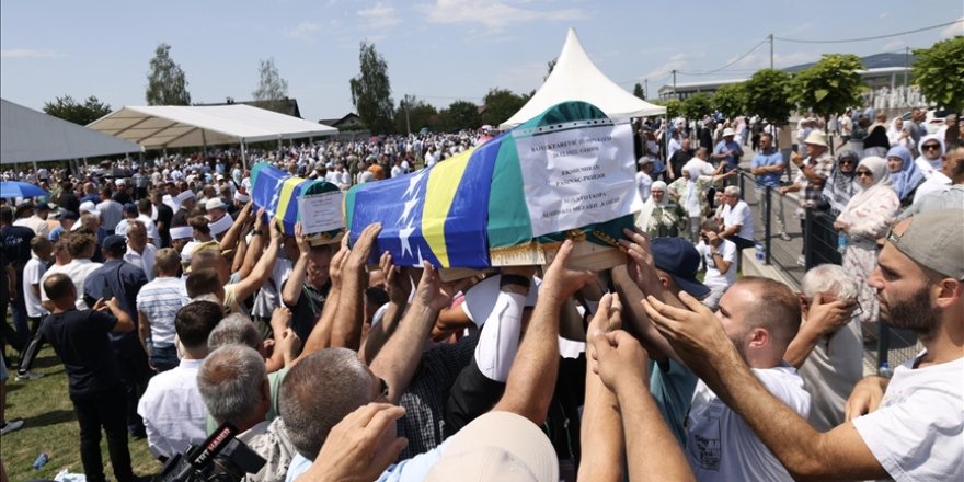 Bosna’daki savaşta 33 yıl önce katledilen 7 Boşnak sivilin kalıntıları Prijedor'da defnedildi